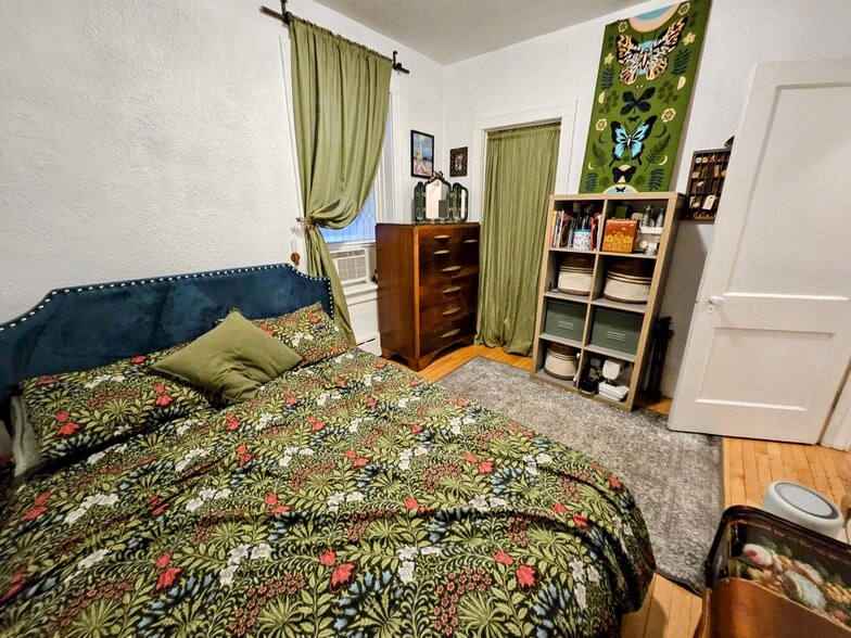 Building Photo - 2622 N Stowell Ave