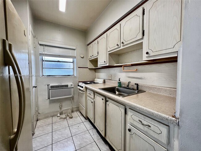 Building Photo - 8531 Harding Ave