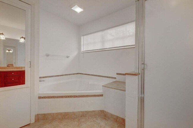 Building Photo - 10758 Lake Jasmine Dr