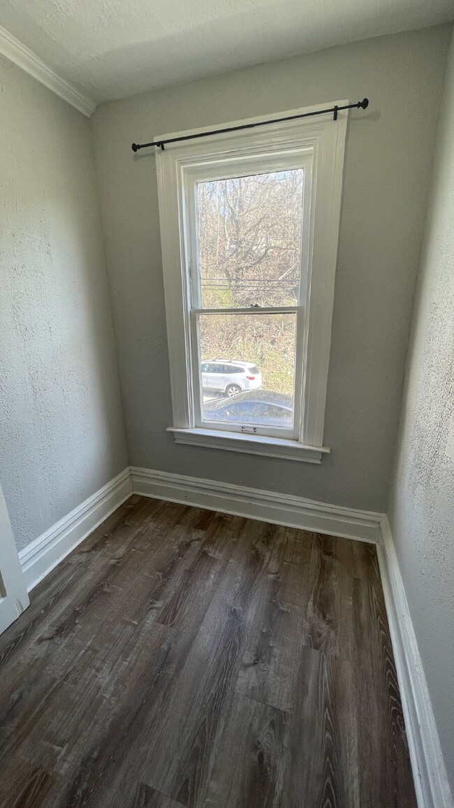 Building Photo - Spacious 4-Bedroom Home with 2 Full Bathrooms – Section 8 Approved and Ready for Move-In!