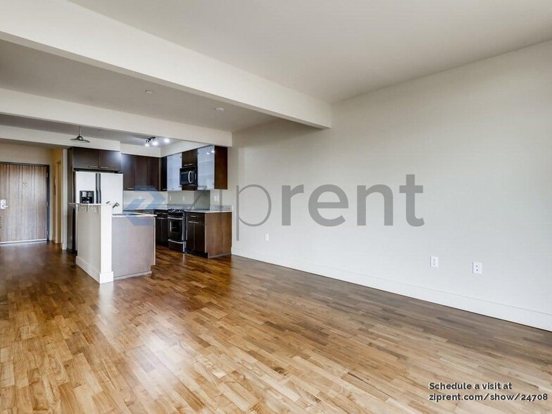 Building Photo - Unit 607
