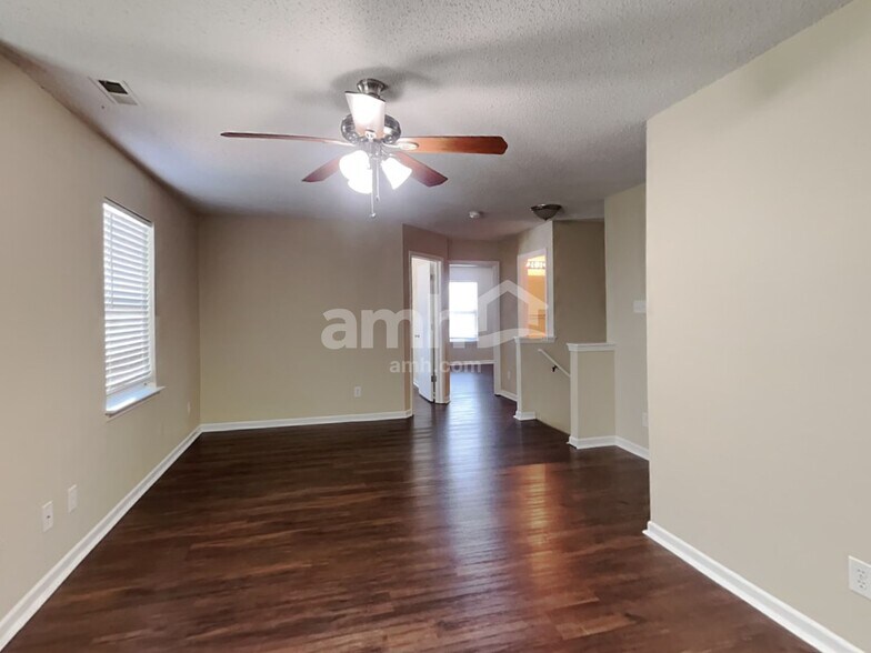 Building Photo - 2185 Shadowbrook Dr