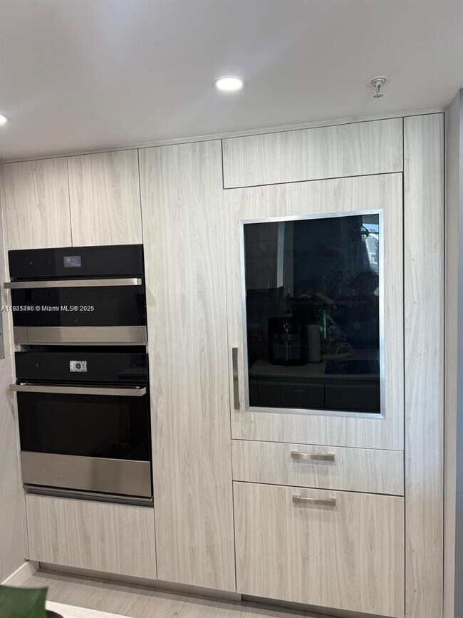 Building Photo - 275 NE 18th St