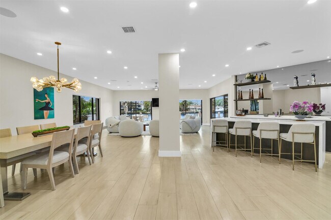 Building Photo - 319 S Riverside Dr