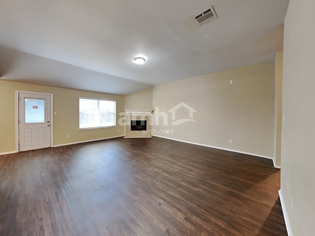 Building Photo - 106 Logan Ln