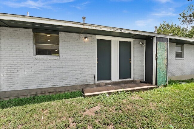 Building Photo - 2712 St Edwards Cir