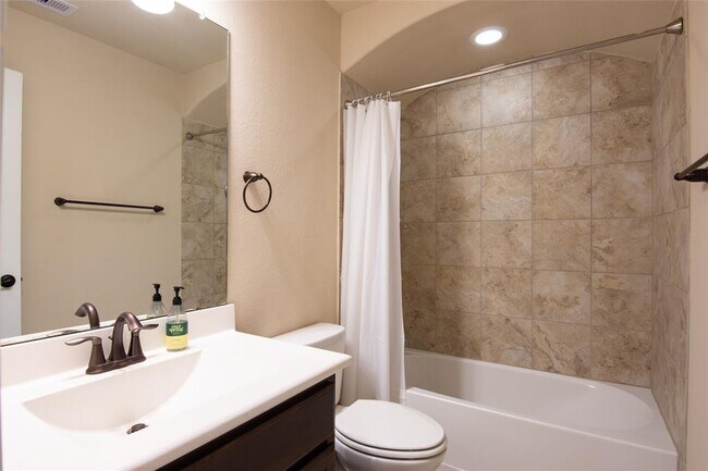 Building Photo - 918 Holly Chapple Dr