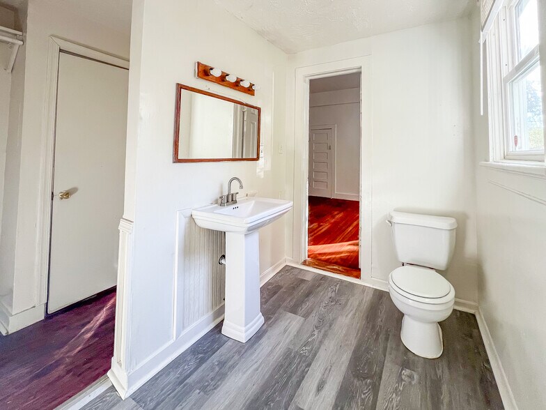 Building Photo - 142 Windsor Ave