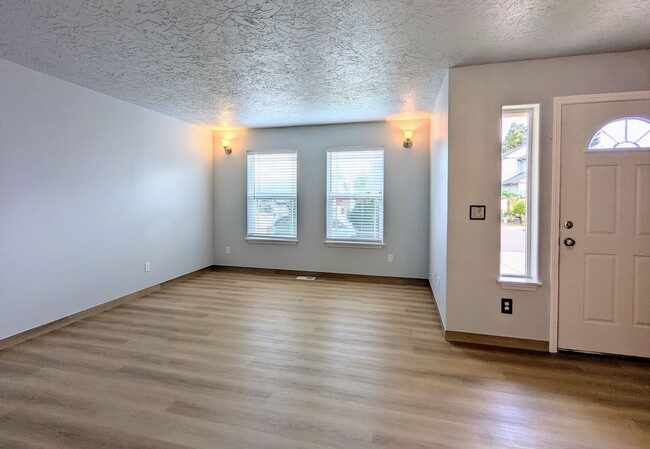 Building Photo - Newly renovated, spacious 2-Level in NE Salem