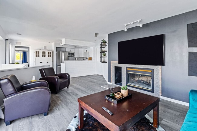 Building Photo - 301 S Front St