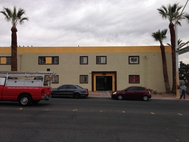 Building Photo - 1116 E Ogden Ave