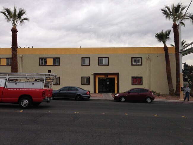 Primary Photo - 1116 E Ogden Ave