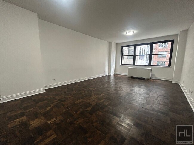 Building Photo - 5 AVENUE