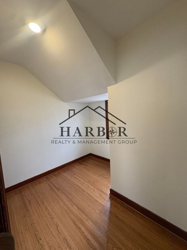 Building Photo - 711 1st Dr NW