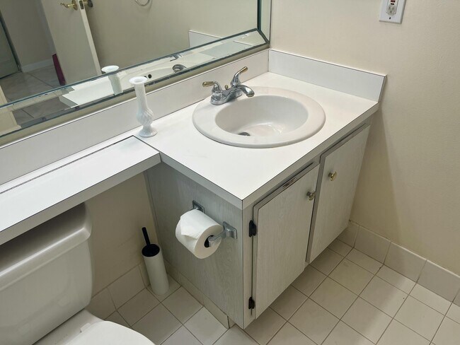 Building Photo - 536 Shady Pine Way