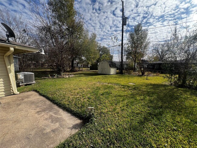 Building Photo - 5818 Glenhurst Dr