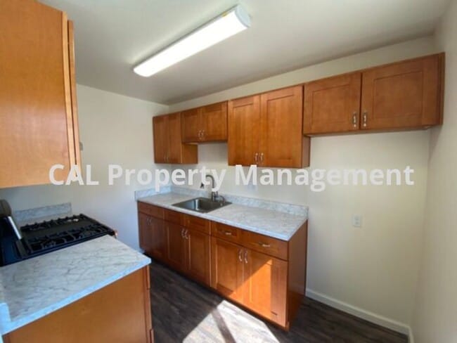 Building Photo - Newly Remodeled 2 Bedroom Apartment!