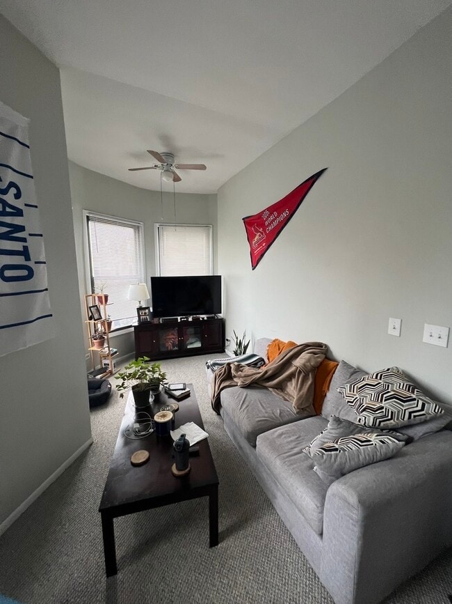 Building Photo - 866 W Aldine Ave