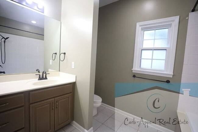 Building Photo - 4 bedroom 2 bath recently built home (Nett...