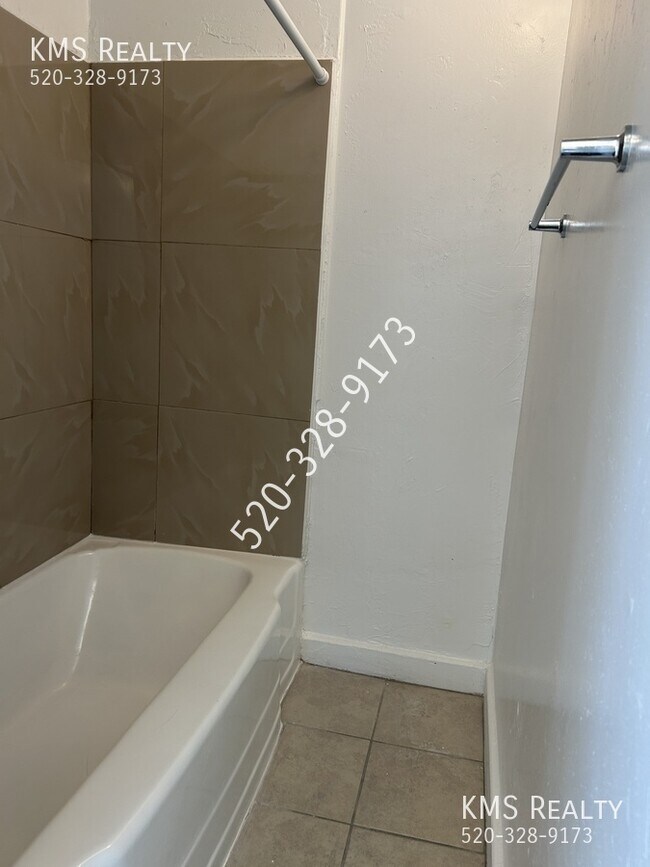 Building Photo - 757 E Pastime Rd