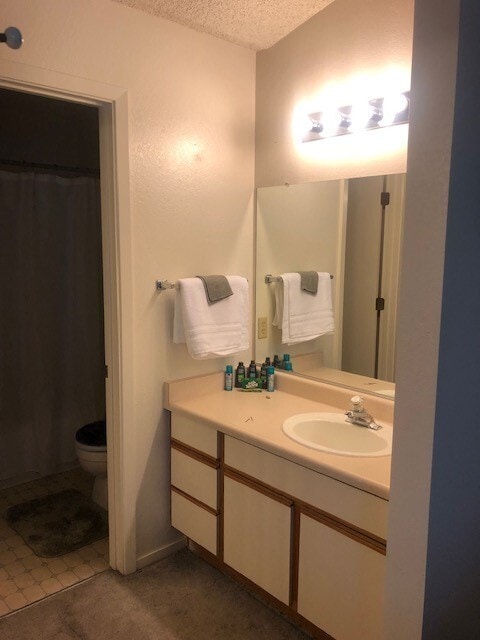 Building Photo - Large 2 Bedroom Townhome Available in Reno
