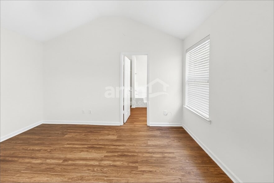 Building Photo - 119 Hidden Creek Dr