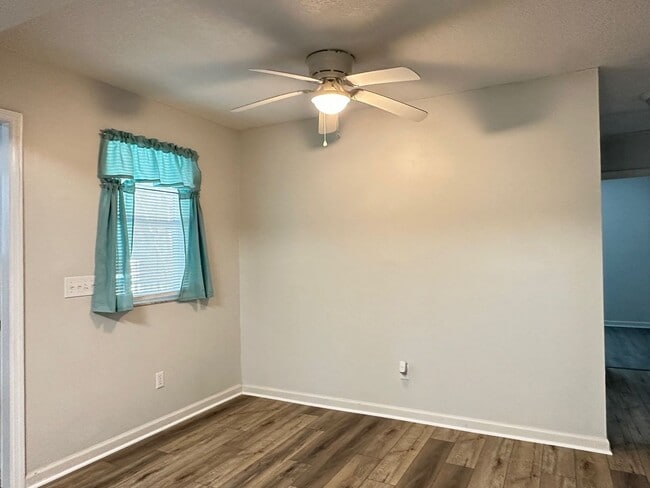Building Photo - Island Bungalow, Minutes From the Beach!