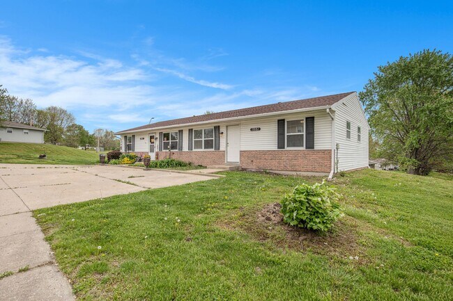 Building Photo - Beautiful 2BR/1BA Duplex in Independence!