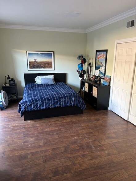 Building Photo - 215 Knox St