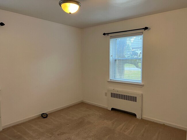 Building Photo - 405 Hemlock Dr SE