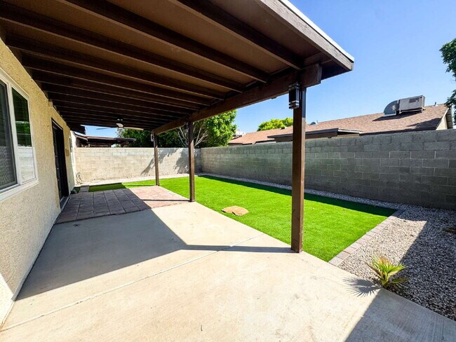Building Photo - "Newly Updated 3-Bedroom Duplex with 2 Ful...