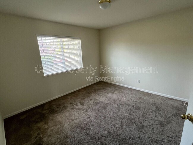 Building Photo - 2073 Solis St