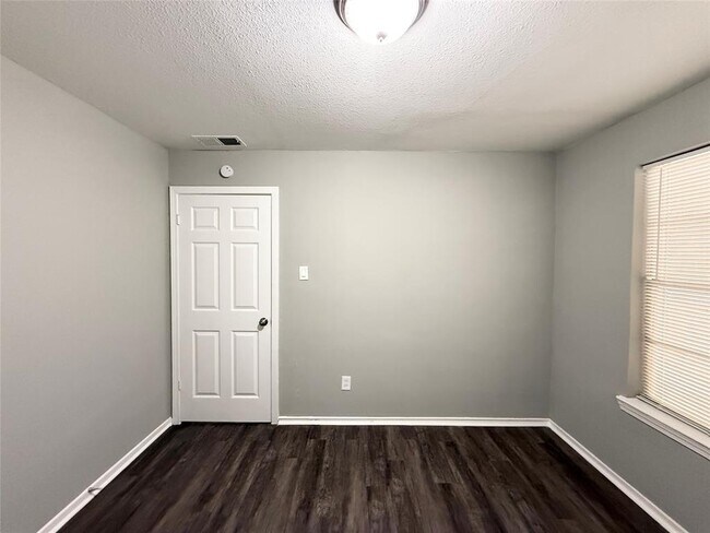 Building Photo - 3643 N MacGregor Way