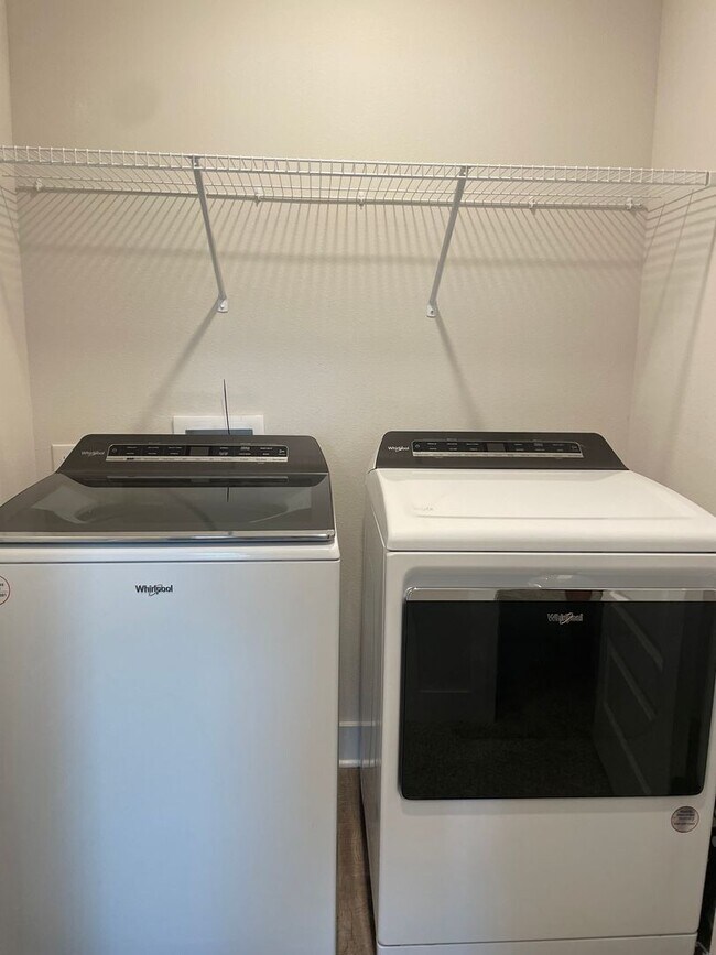 Building Photo - Splendid Townhouse, Community Pool & Dog Park!