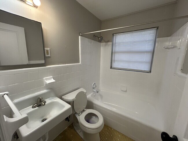 Building Photo - 2150 Saxon St