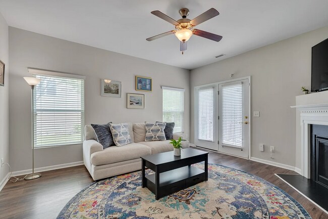 Building Photo - Cozy End-Unit Townhome – Prime Durham Loca...