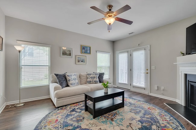 Building Photo - Cozy End-Unit Townhome – Prime Durham Location