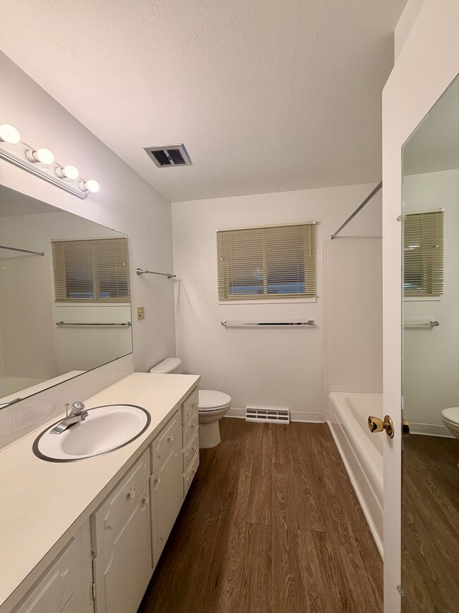 Building Photo - Vintage Home in an unbelievable location