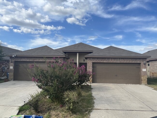 Building Photo - Spacious 3BR/2BA Duplex with Private Yard ...