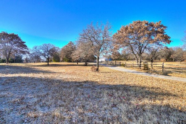 Building Photo - Beautiful 2 bed Ranch style home on 5 acres!