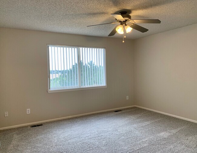 Building Photo - Renovated 4 BR/4BA Home with Large Backyar...