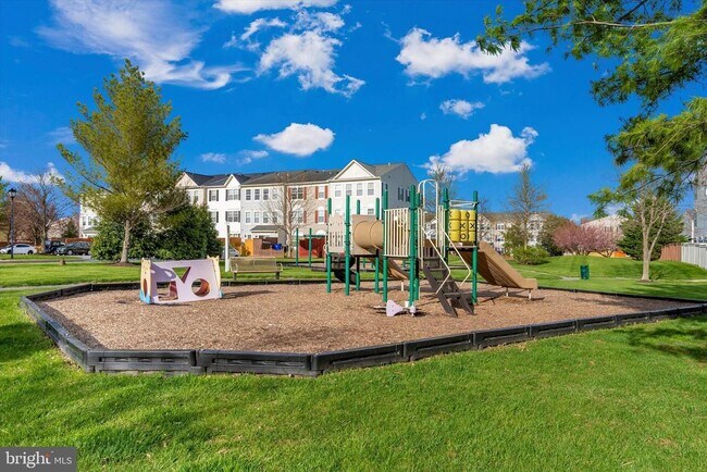 Building Photo - 4960 Clarendon Terrace