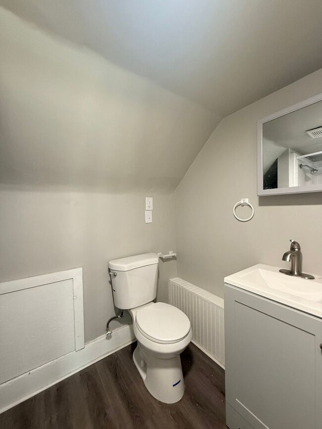 Building Photo - Spacious One Bedroom!