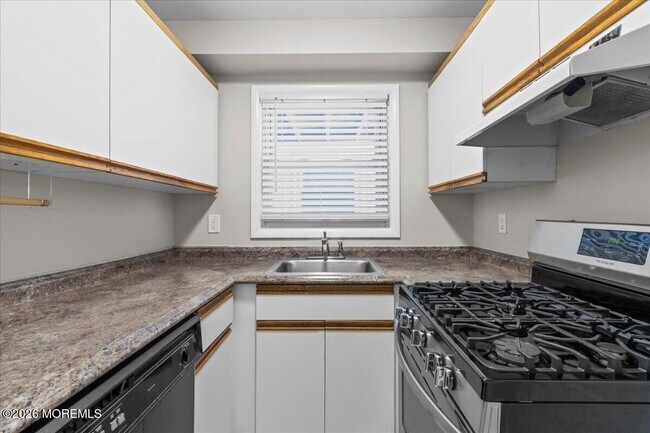 Building Photo - 601 Mistletoe Ave