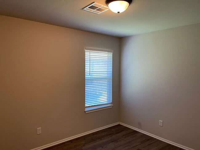Building Photo - Walk to downtown Edmond!  3 bed 2 bath 2 c...