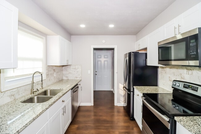 Building Photo - Fantastic 3bd/2ba home! Coming soon!