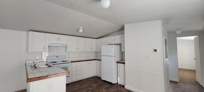 Building Photo - Ready to Move in