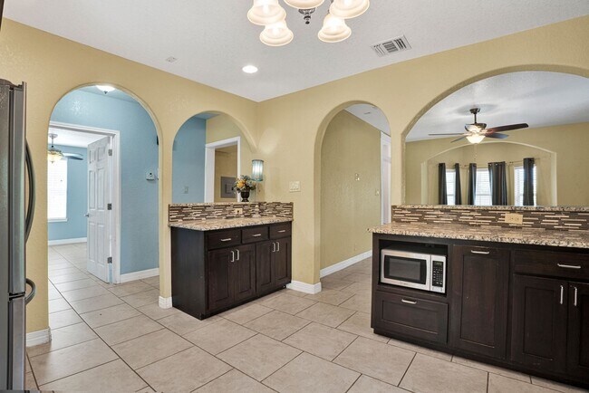 Building Photo - Charming 4-Bedroom Home near Downtown SA!