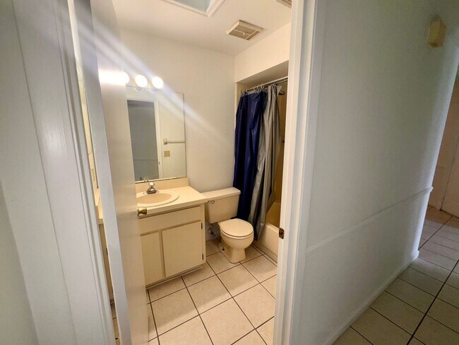 Building Photo - 3 bedroom 2 bath home with solar panels, workshop, large backyard and Florida Room!