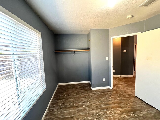 Building Photo - 308 Lake Valley Dr